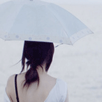 99px.ru аватар Девочка с зонтом стоит и смотрит на море