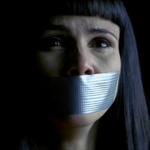 Аватар Кадр из фильма 'Слова убийцы' : плачущая девушка с заклеянным ртом.