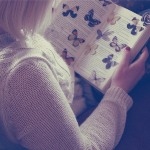 99px.ru аватар Девушка смотрит на книгу с бабочками