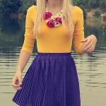 Аватар Девушка в фиолетовой юбке стоит в воде