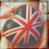 99px.ru аватар Маленькая сумочка в виде сердечка с британским флагом в руках у девушки