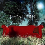 Аватар Красный диван стоит на траве в лесу (paramore)