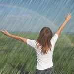 99px.ru аватар Девушка стоит под летним дождём вскинув руки к небу и любуется радугой