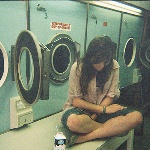 99px.ru аватар Девушка сидит около стиральных машин