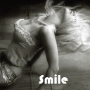 Аватар Девушка сидит на полу запрокинув голову (smile)