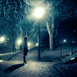 Аватар Девушка ночью стоит у фонаря
