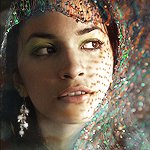 99px.ru аватар Девушка смотрит в сторону через ткань