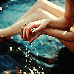 Аватар Девушка сидит в воде и капли воды стекают с ее рук