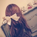 Аватар Девушка с бантиком в волосах