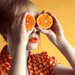 Аватар Девушка приложила к глазам половинки апельсина