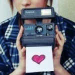 Аватар Девушка держит фотоаппарат с картинкой с нарисованным сердечком