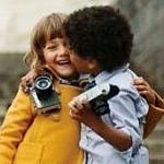 99px.ru аватар Мальчик с фотоаппаратом целует девочку с фотоаппаратом