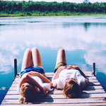 99px.ru аватар Девушки лежат около водоема