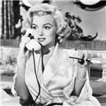 99px.ru аватар Мэрилин Монро (Marilyn Monroe) говорит по телефону