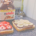 Аватар Nutella и тосты с ней, клубникой и бананами