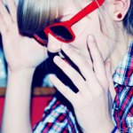 99px.ru аватар Девушка в красных очках Ray-Ban