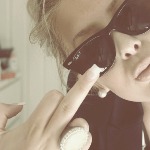 Аватар Девушка в очках Ray-Ban показывает fuck
