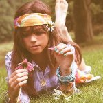 99px.ru аватар Девушка с цветком в руке лежит на траве
