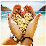 99px.ru аватар Девушка держит песок в руках в виде сердца