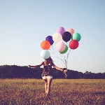 99px.ru аватар Девушка со связкой воздушных шаров идет по полю