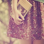 Аватар Девушка с книгой в руке