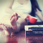 Аватар Девушка со стопкой книг пьет чай