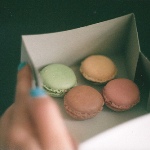Аватар Девушка держит коробку с печеньем Макаронс (Les Macarons)