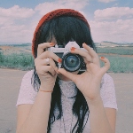 Аватар Девушка фотографирует на природе