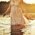Аватар Девушка в платье стоит по колено в воде