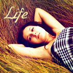 Аватар Девушка лежит на сене, закинув руки за голову (Life)