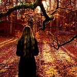 Аватар Девушка стоит в лесу