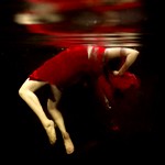 Аватар Девушка в красном платье нырнула в воду