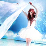 99px.ru аватар Девушка в белом платье с летящей тканью в руках стоит у моря на фоне неба