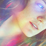 99px.ru аватар Улыбающаяся девушка в ярких разноцветных бликах света