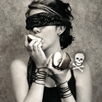 99px.ru аватар Девушка с завязанными глазами кушает яблоко