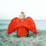 99px.ru аватар Девушка-ангел с красными крыльями сидит на берегу моря