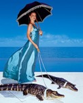 99px.ru аватар Девушка вальяжно прогуливается по по пляжу, держа на коротких  поводках двух крокодилов