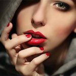 Аватар Пристальный взгляд девушки