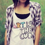 99px.ru аватар Девушка в футболке с надписью 'Artis the cur'