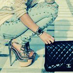Аватар Девушка в джинсах около сумки от Chanel