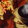 99px.ru аватар Чашка горячего кофе на блюдце возле осенних листьев