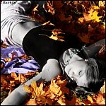 99px.ru аватар Девушка, раскинув руки, лежит на  осенней листве