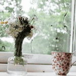 99px.ru аватар На подоконнике чашка кофе и ваза с цветами, за окном нудный осенний дождь