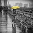 99px.ru аватар Девушка в дождливом городе под жёлтым зонтом