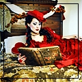 Аватар Лёжа на кровати девушка читает книгу