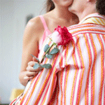 99px.ru аватар Девушка обняла парня, в руках у неё роза
