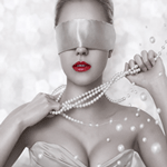 99px.ru аватар Девушка с повязкой на глазах рвет бусы