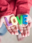 Аватар Детские ручки держат в руках буквы со словом LOVE(Любовь)