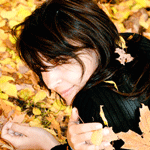 99px.ru аватар Девушка лежит на осенней листве