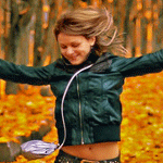 99px.ru аватар Девушка бежит по осеннему лесу